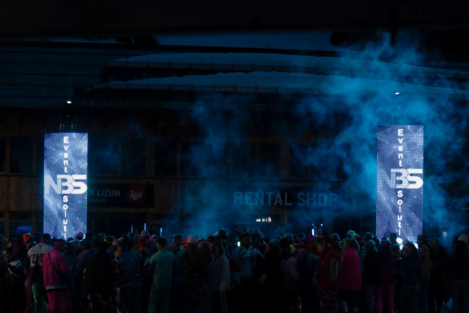 Full Service Veranstaltungstechnik mit professioneller Lichtinstallation und NBS Branding